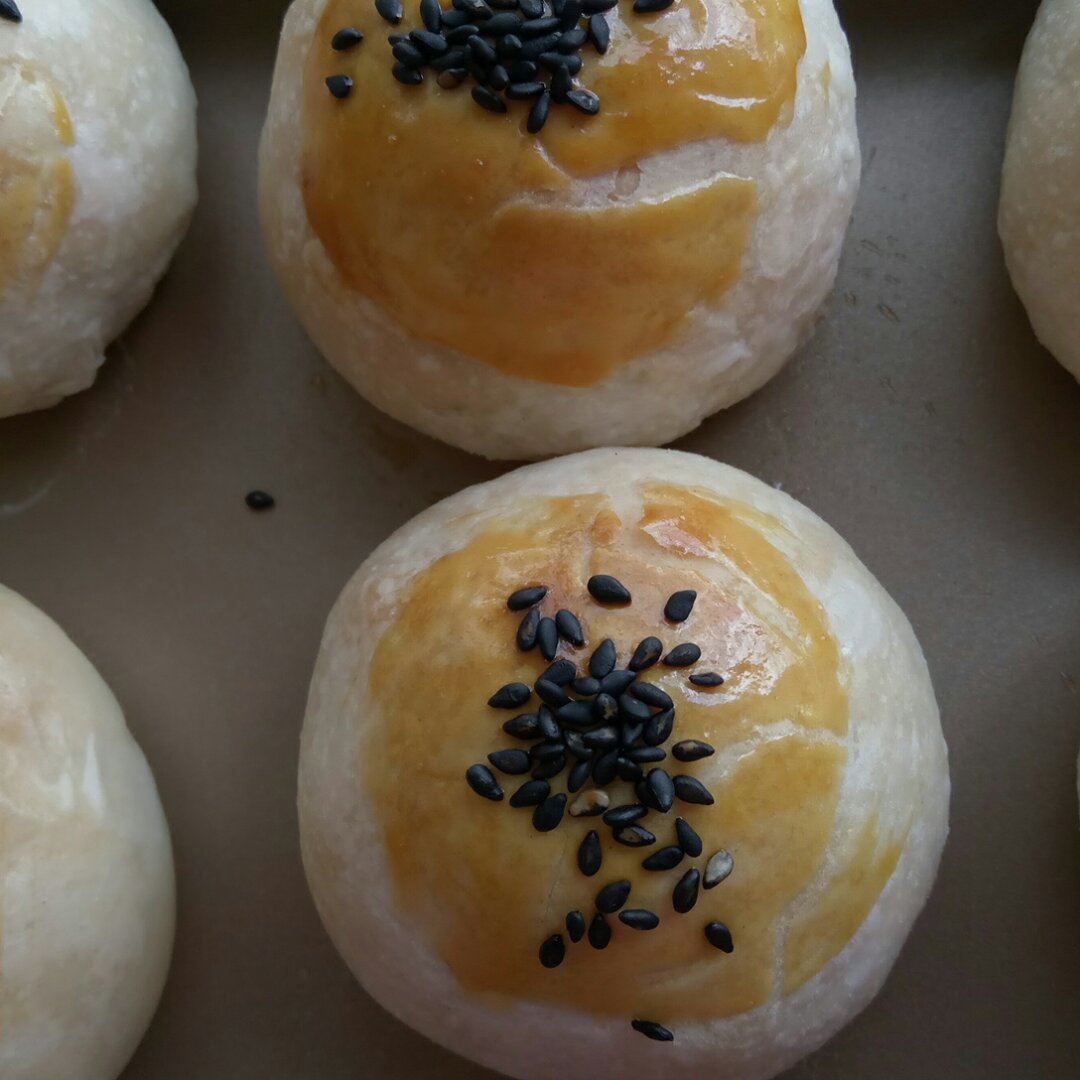 蛋黄酥 Danhuangsu