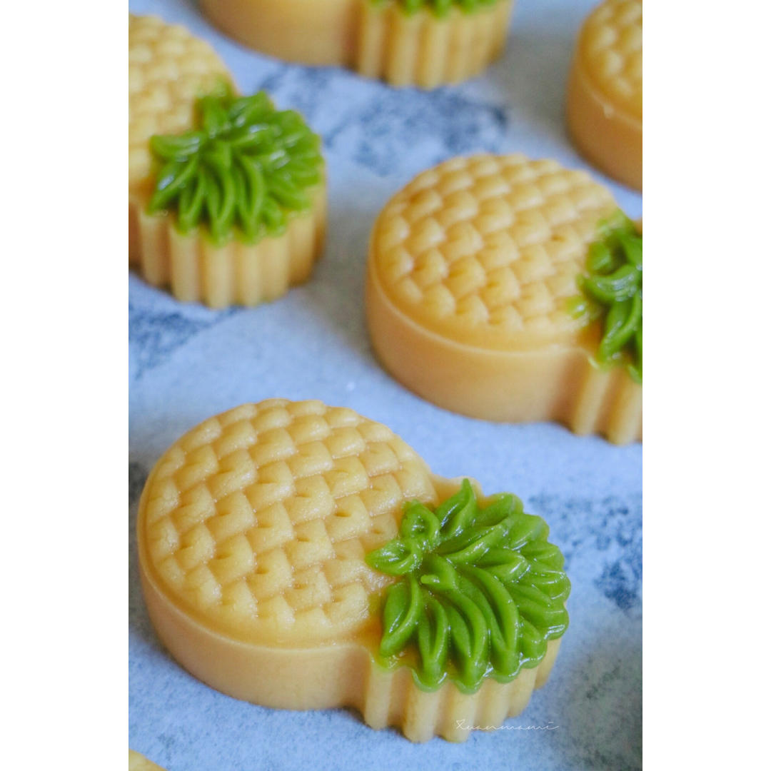 超萌菠萝小月饼