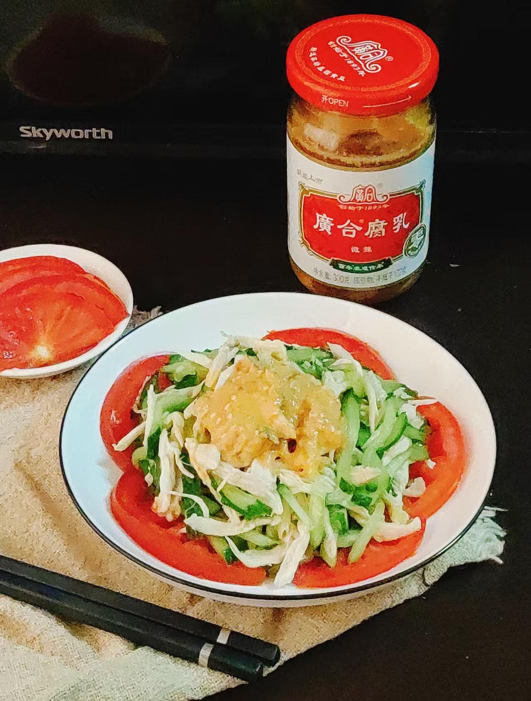 黄瓜鸡丝搭配秘制腐乳捞拌汁，一口入魂！