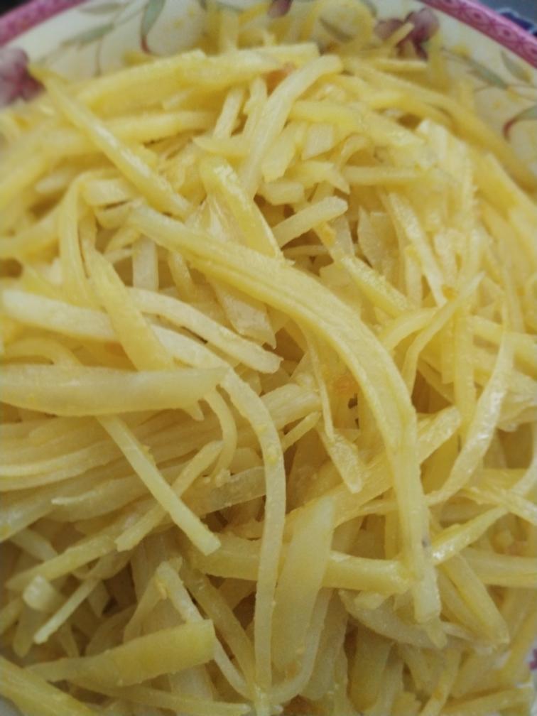 咸蛋黄爱上土豆丝的做法