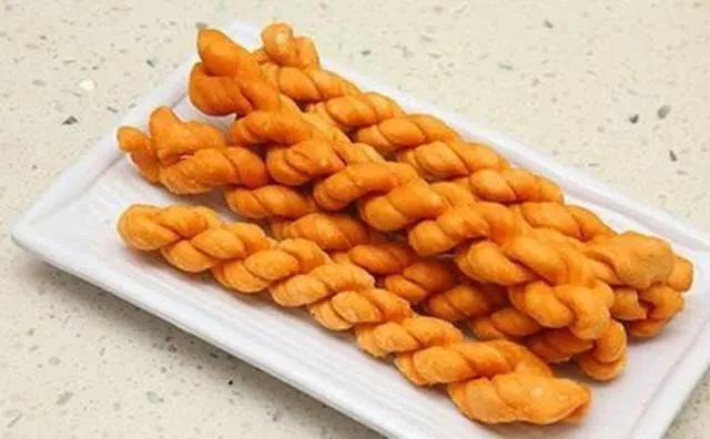大厨教你色泽金黄焦香酥脆的《炸麻花》 大厨教你色泽金黄焦香酥脆的《炸麻花》