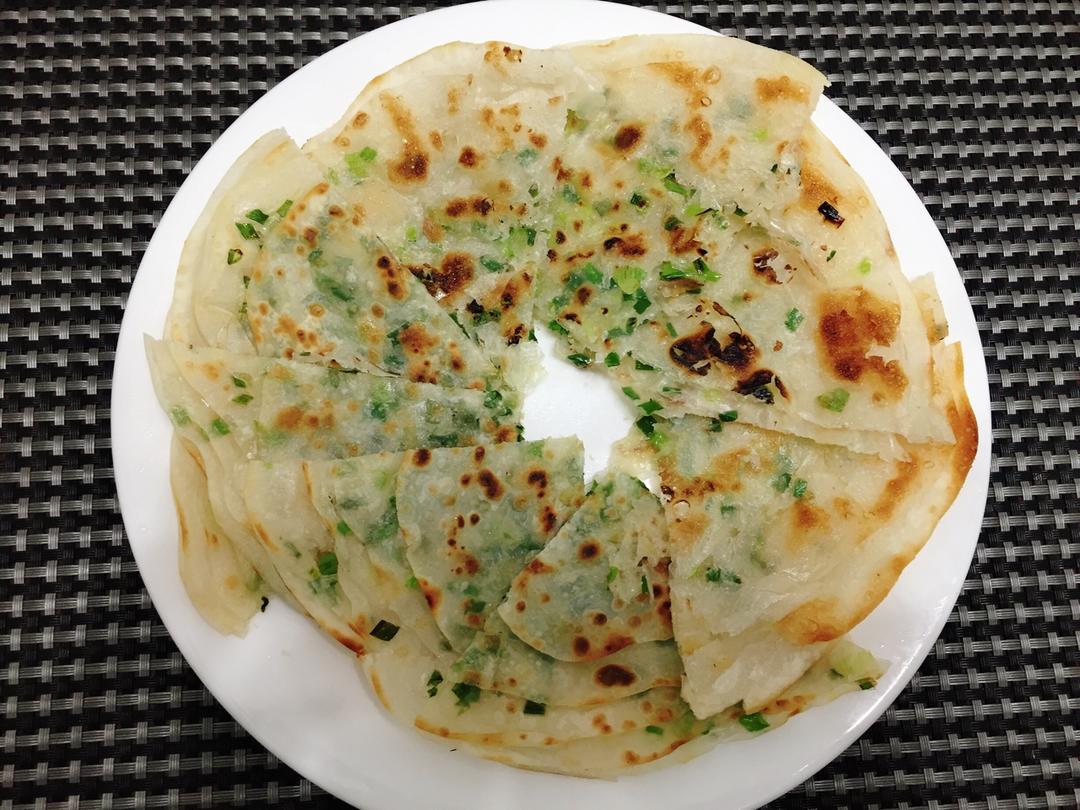 巧用饺子皮做葱油饼