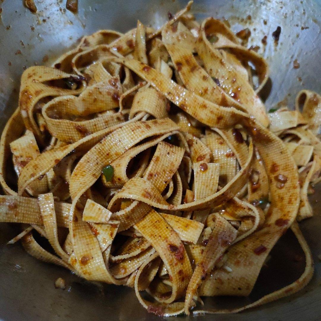 比辣条好吃百倍香辣孜然豆皮