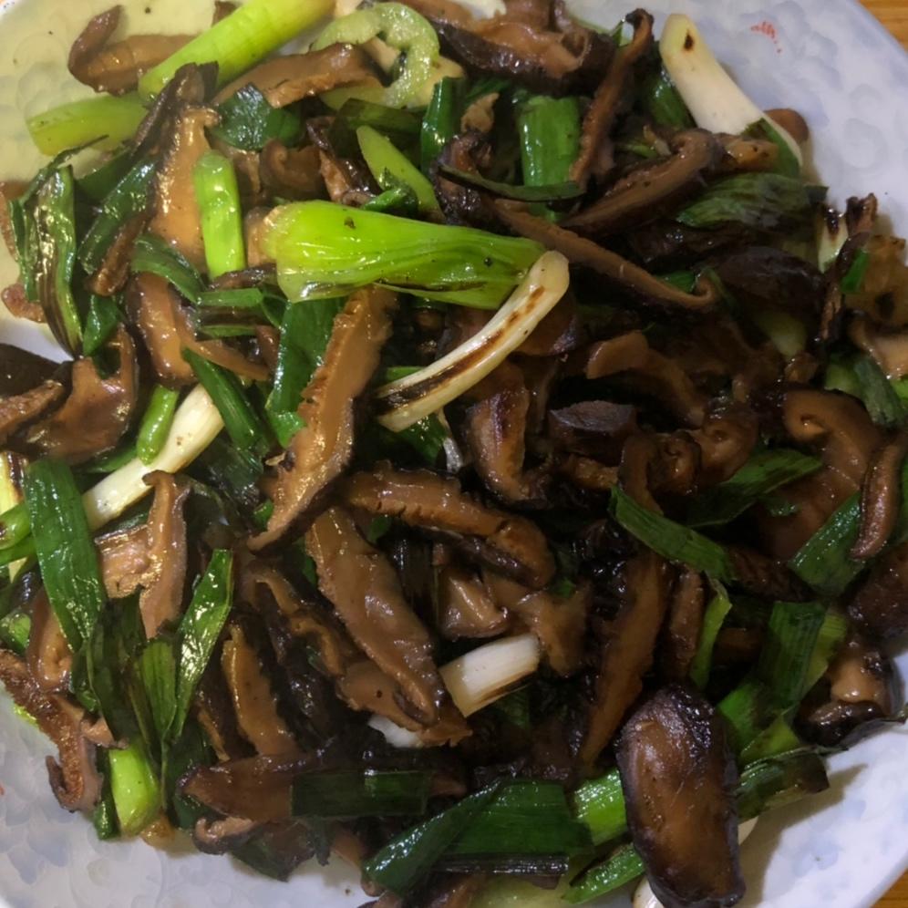 比肉好吃的降脂家常菜香菇炒蒜苗