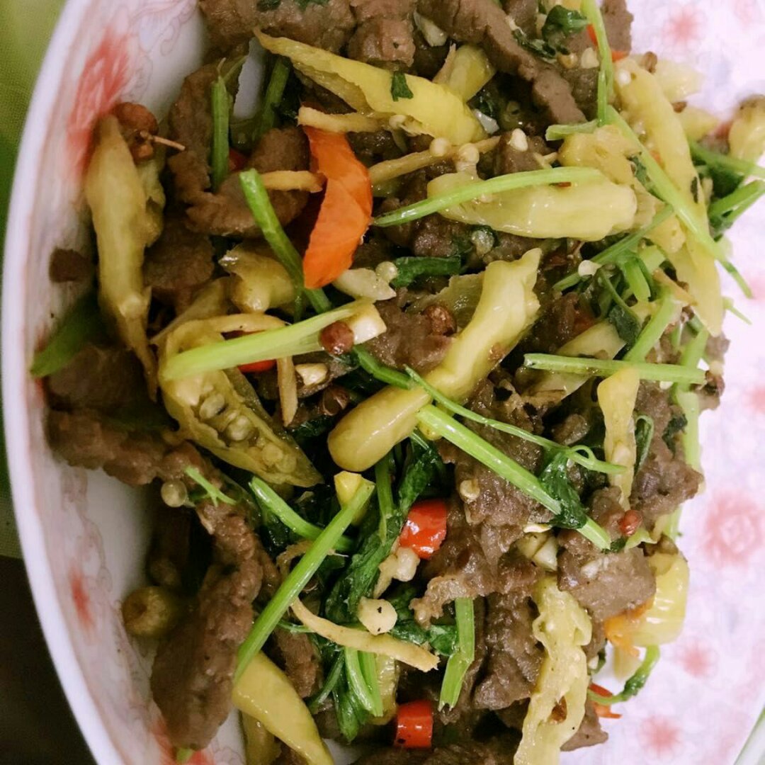 湘菜馆里的野山椒炒牛肉丝Get！