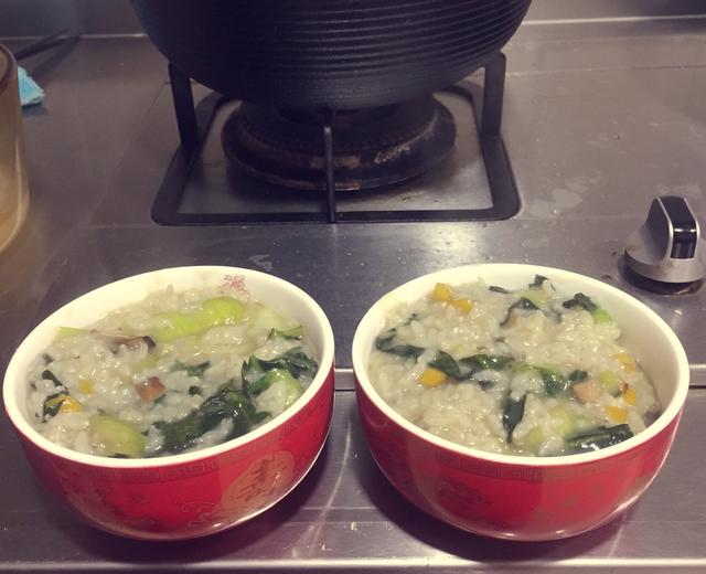 用两种锅煮的菜粥