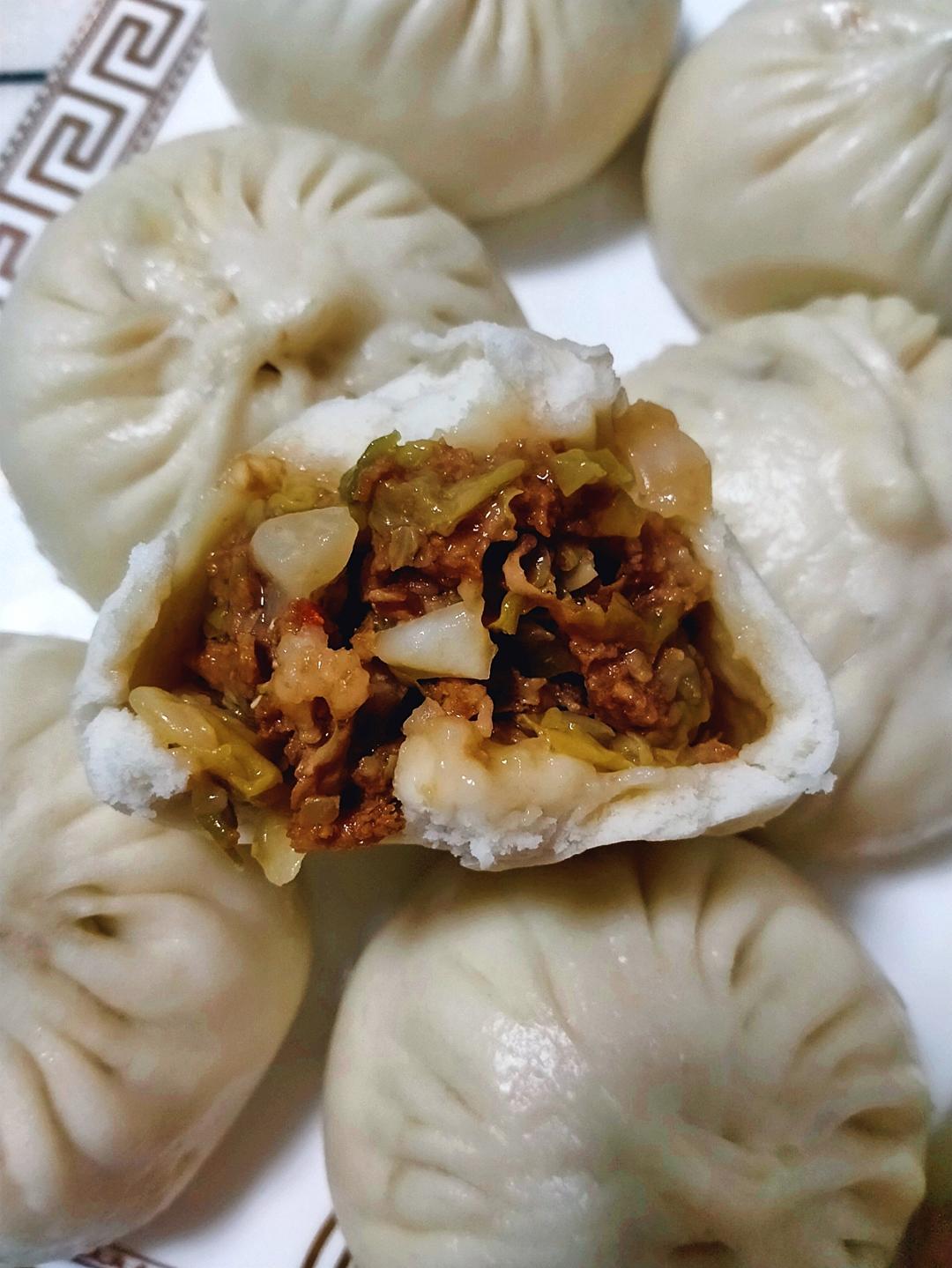 无敌好吃的酸菜肉馅包子
