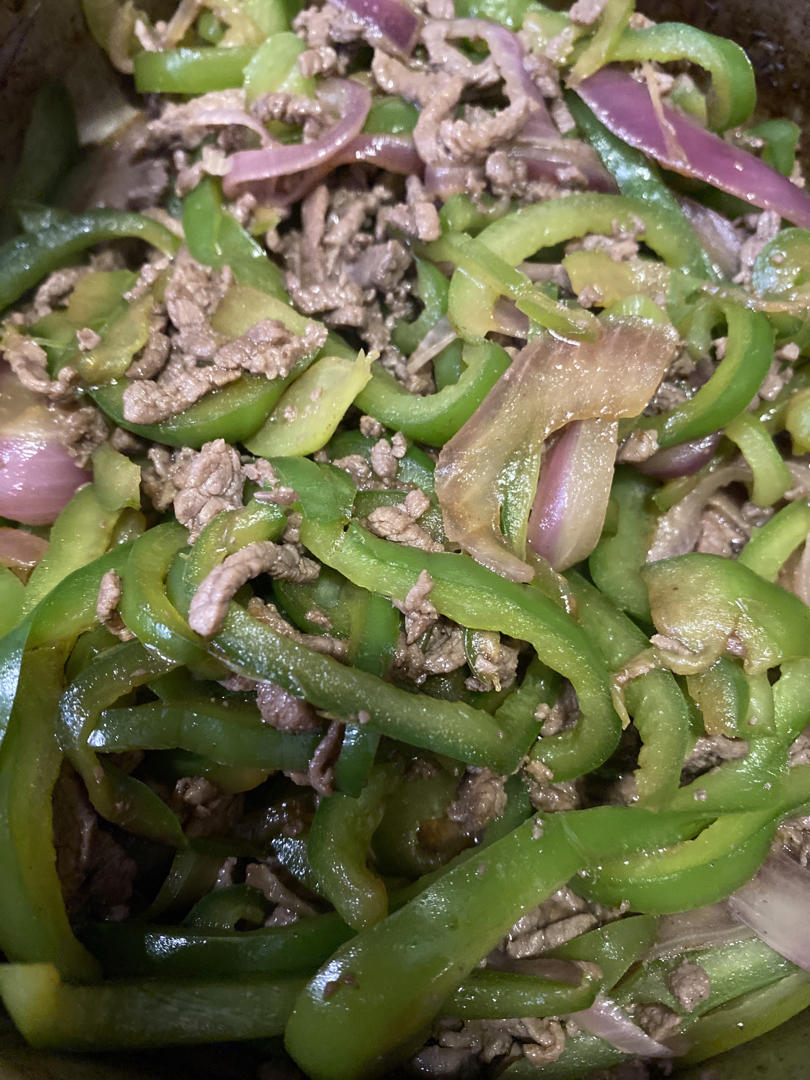 经典的家常菜，青椒炒肉丝，简单的食材也能做出如此美味