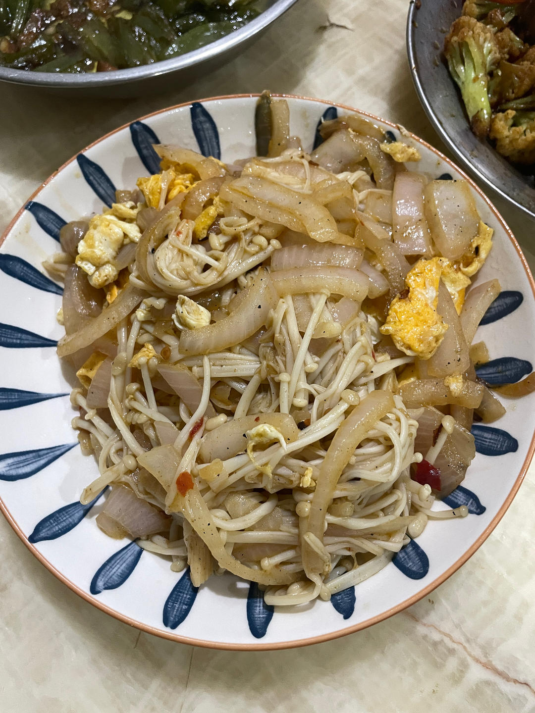 洋葱金针菇炒鸡蛋