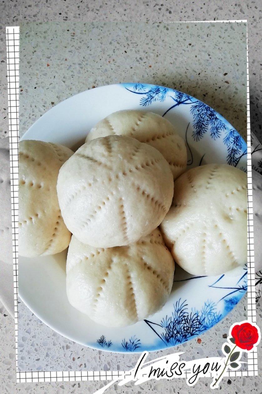 暄软的奶香豆沙包