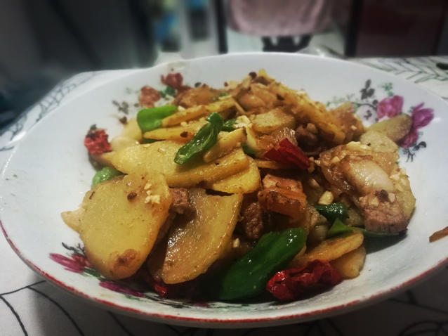 五花肉干煸土豆片