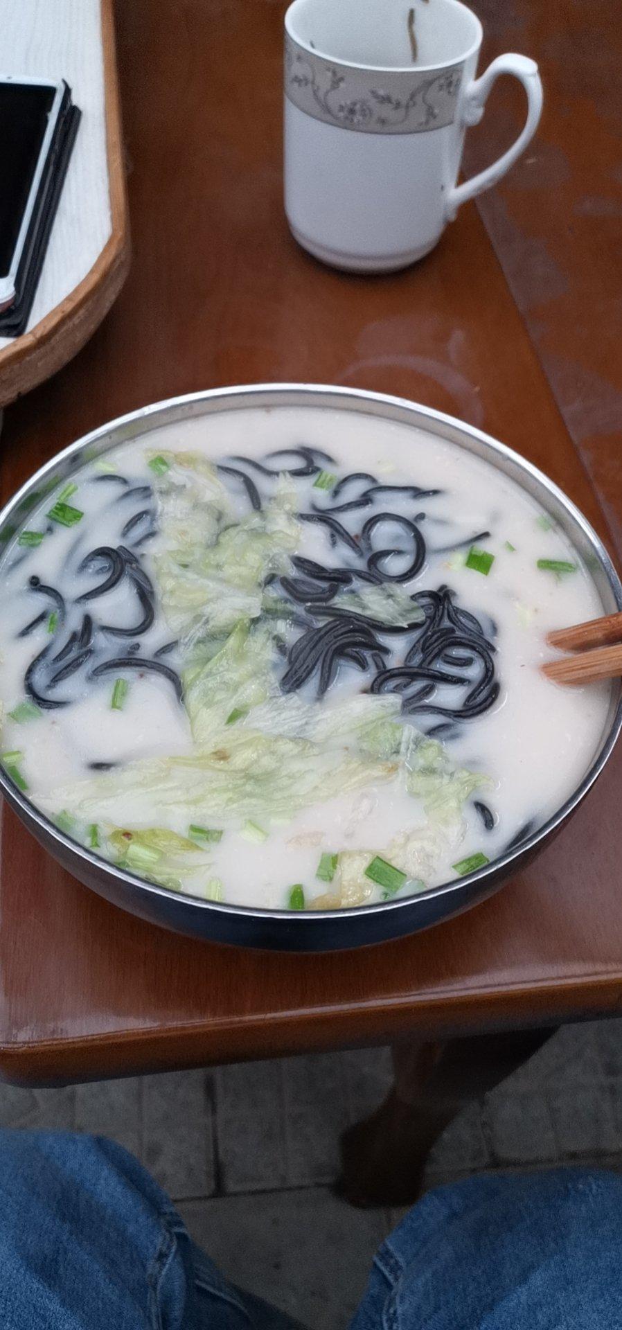 海鲜墨鱼汁面