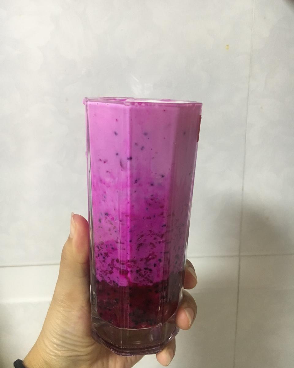 美少女火龙果渐变酸奶