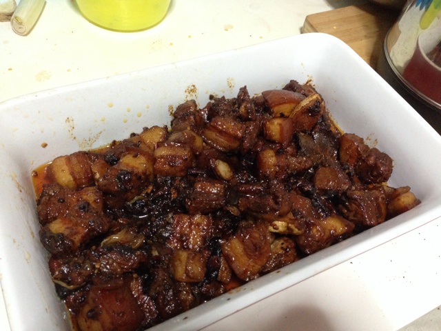 吃着碗里望着锅里的红烧肉