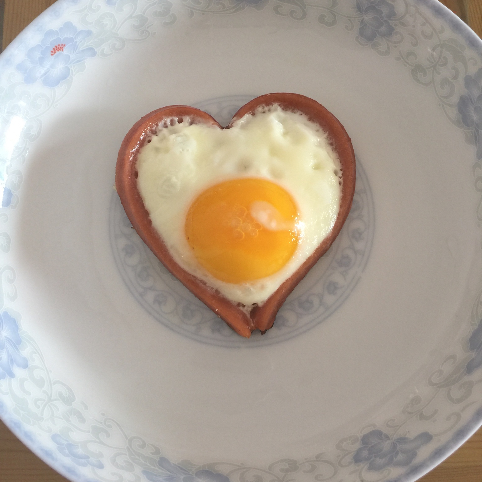 {.小女子.做的心形香肠荷包蛋