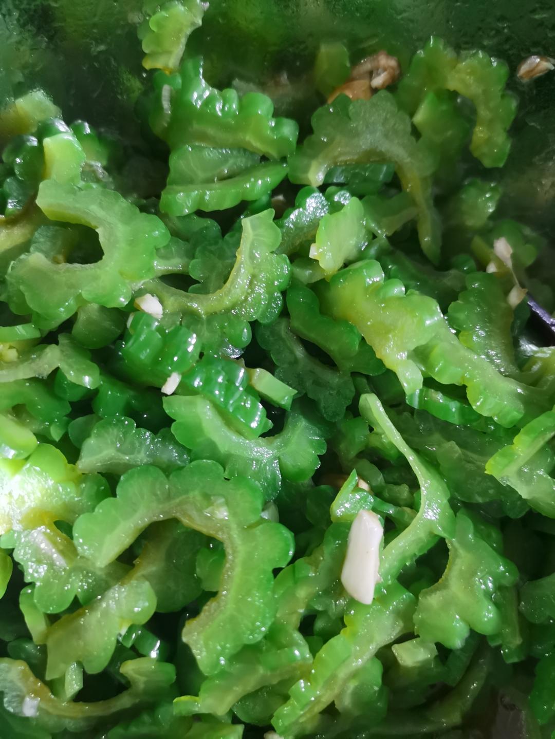 凉拌苦瓜(色碧、味脆)