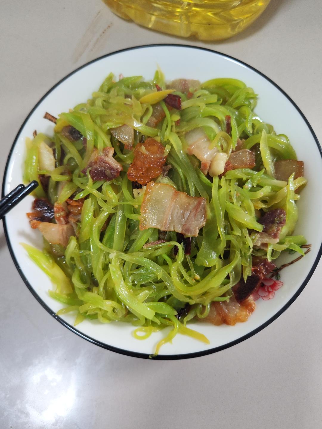 清爽解腻巨下饭的莴笋炒肉丝！