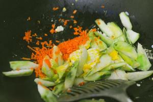 健康下火清热的丝瓜粥 隔夜饭粥( °▽° ) 我最爱的蔬菜粥的做法 步骤4