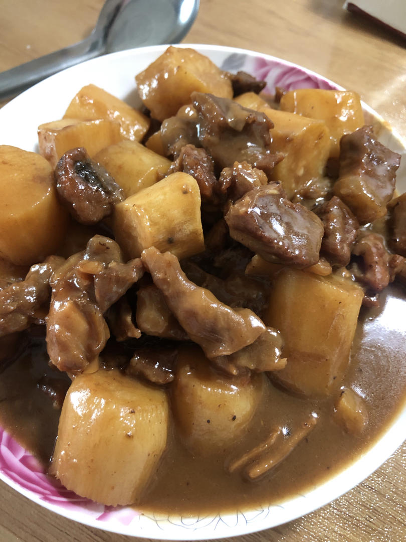 冬日暖阳标准粤菜—牛腩炖萝卜