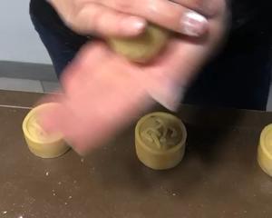 咸蛋黄肉松海苔月饼的做法 步骤16