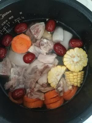 胡萝卜黄豆猪脚汤的做法 步骤2