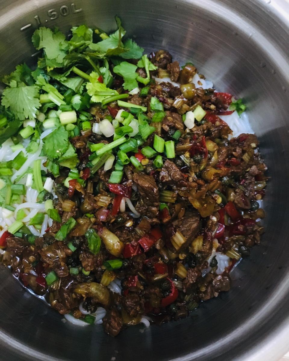 《粉面小吃》泡椒牛肉米粉