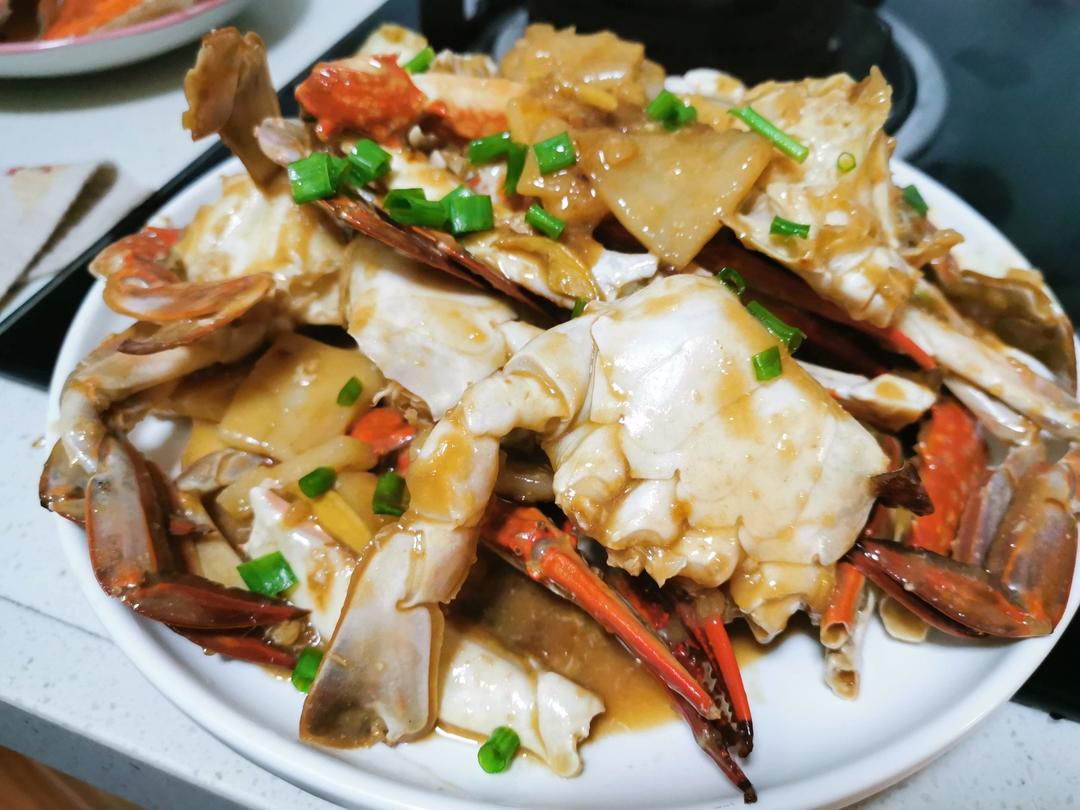 现在正是吃梭子蟹的季节，来一份梭子蟹炒年糕吧