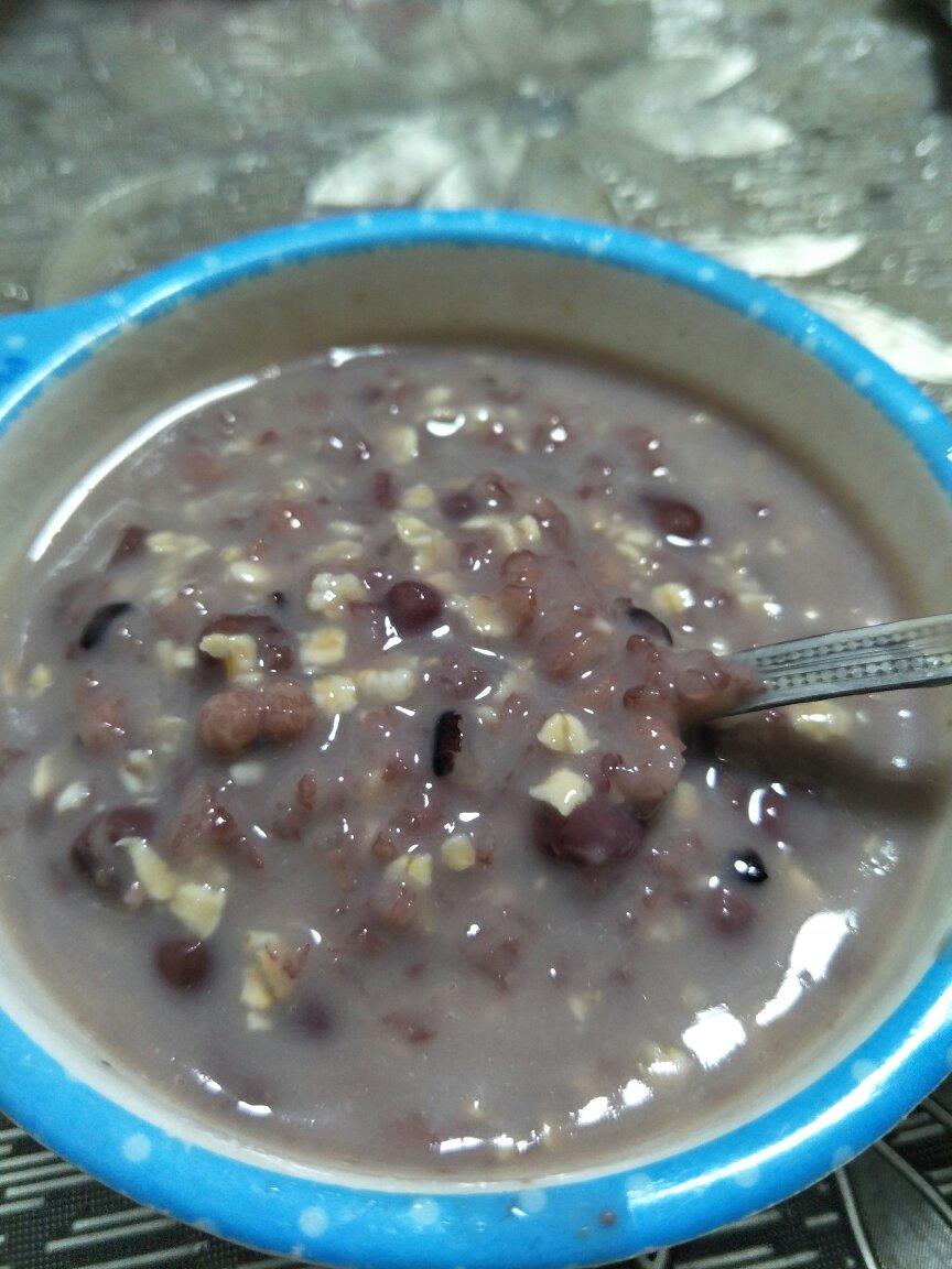 红枣红豆薏仁牛奶粥