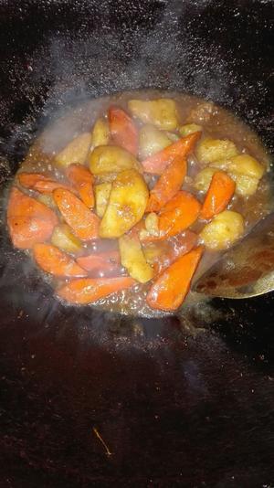 红萝卜焖土豆，素的做法 步骤7