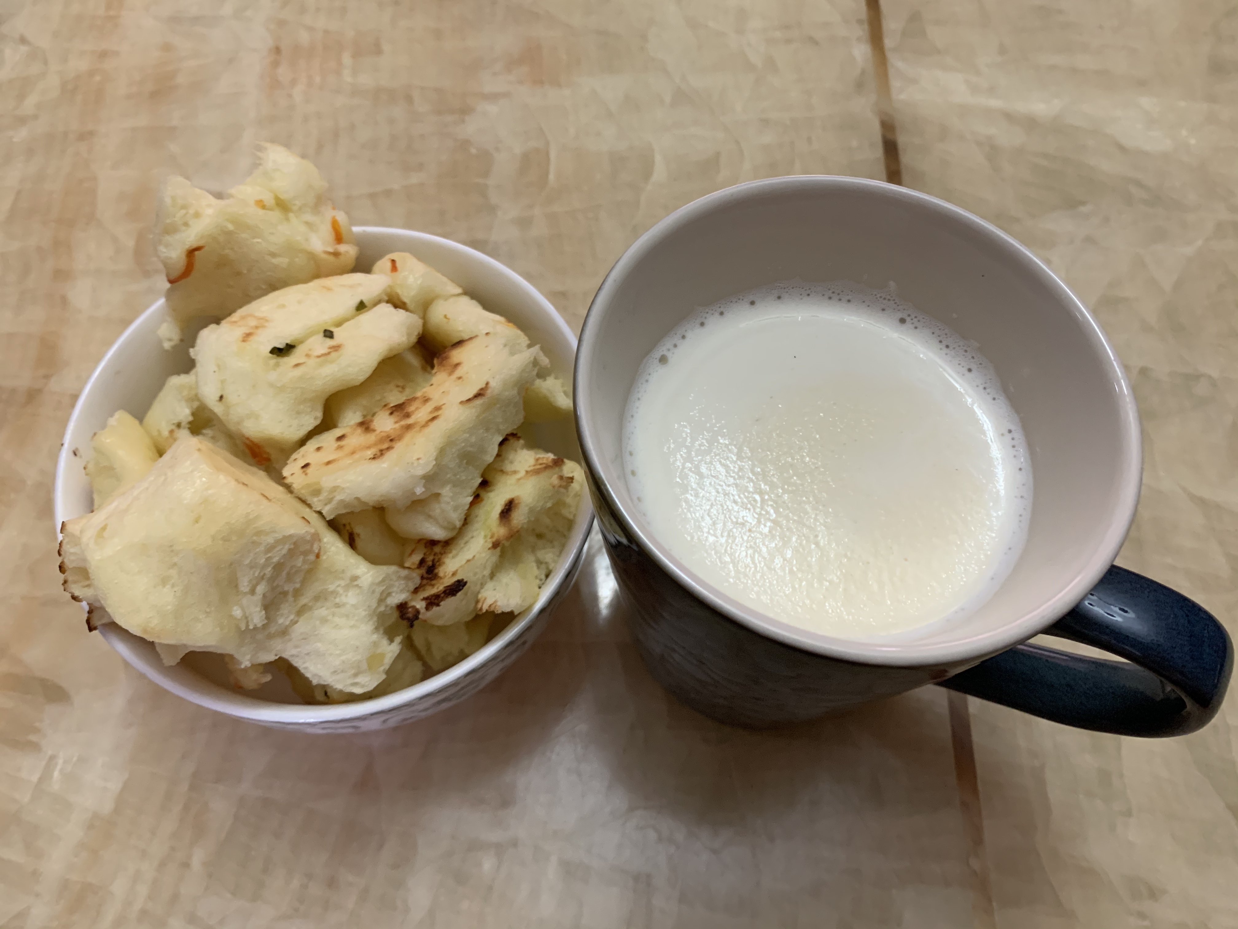 烤花卷配黄糖牛奶的做法