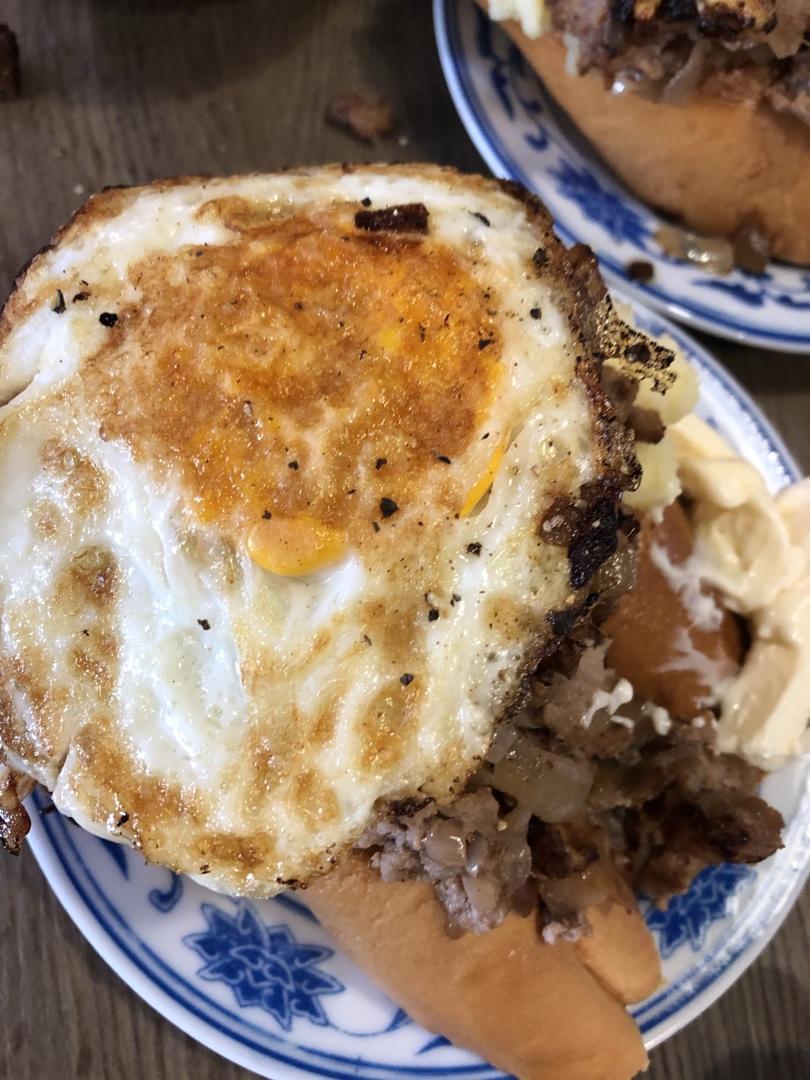 牛肉饼土豆泥tartine或三明治