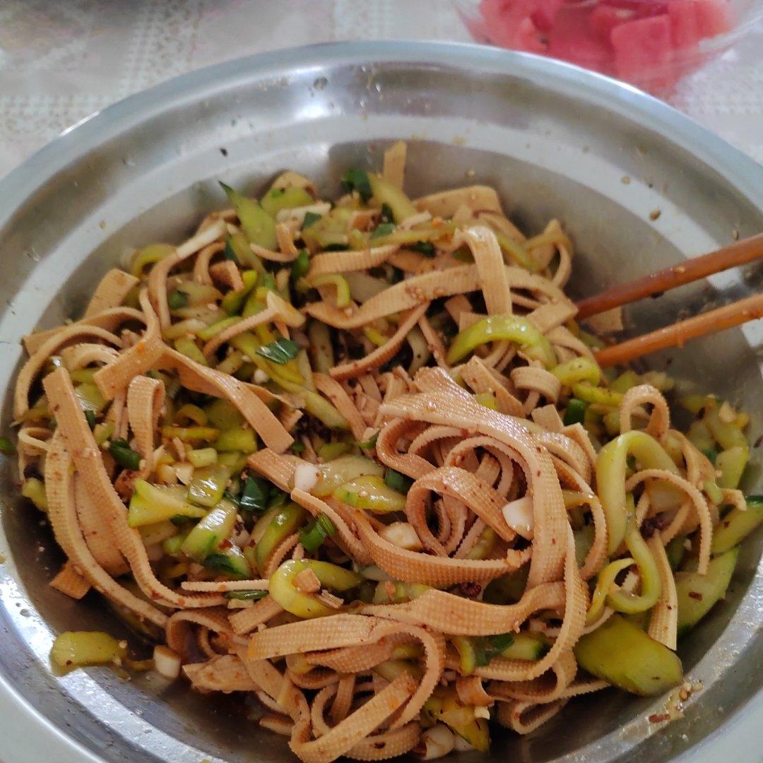 可以吃一整个夏天的黄瓜拌豆皮
