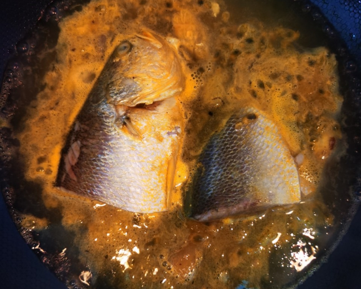 零技巧超简单：百香果煮鱼的做法 步骤5