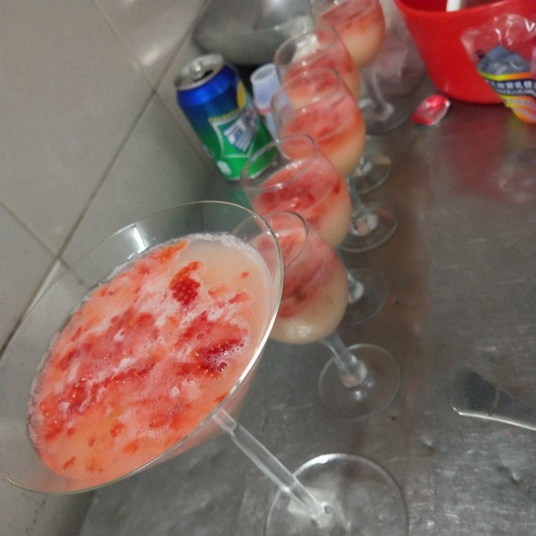 网红饮品～草莓雪碧养乐多