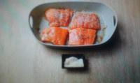 芝麻香煎三文鱼配小白菜的做法 步骤3