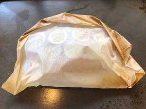 青柠黑椒三文鱼 parchment paper wrapped bake salmon 烘焙纸包裹法的做法 步骤5