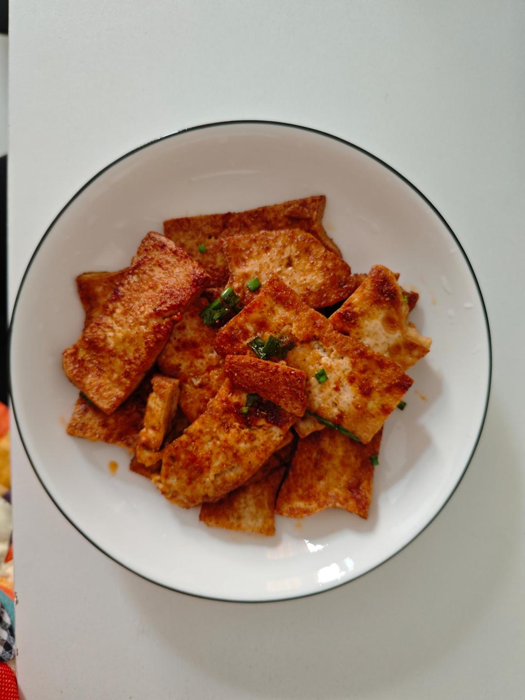 夜市路边摊的香煎豆腐~在家也能轻松做出来.香辣开胃.干净卫生