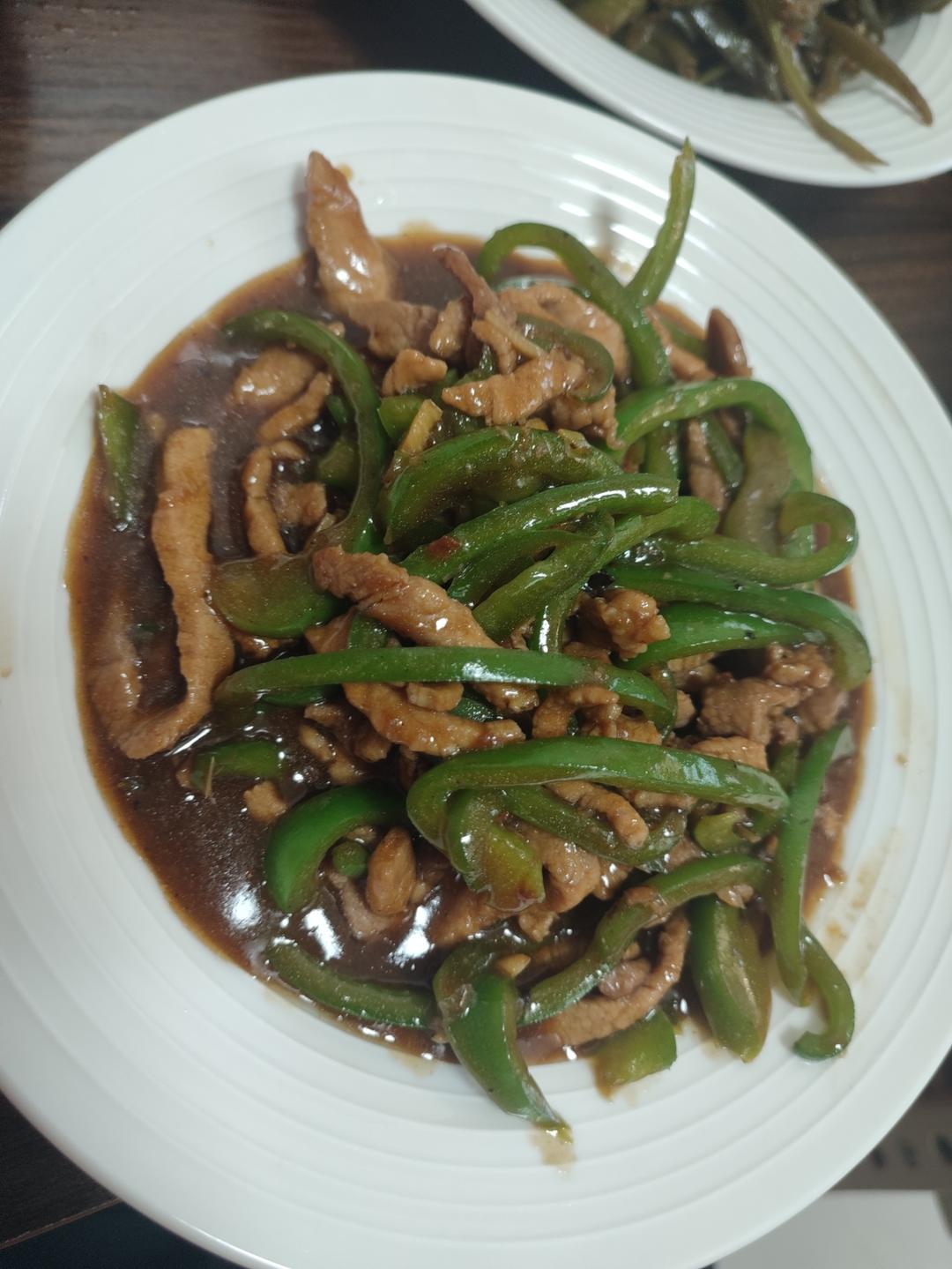 青椒肉丝，这样炒太好吃了。