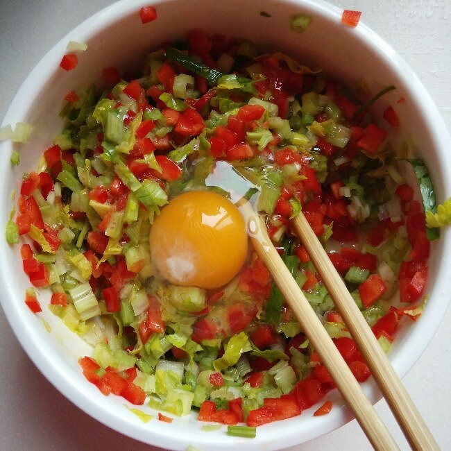 红椒芹菜末炒鸡蛋的做法 步骤1