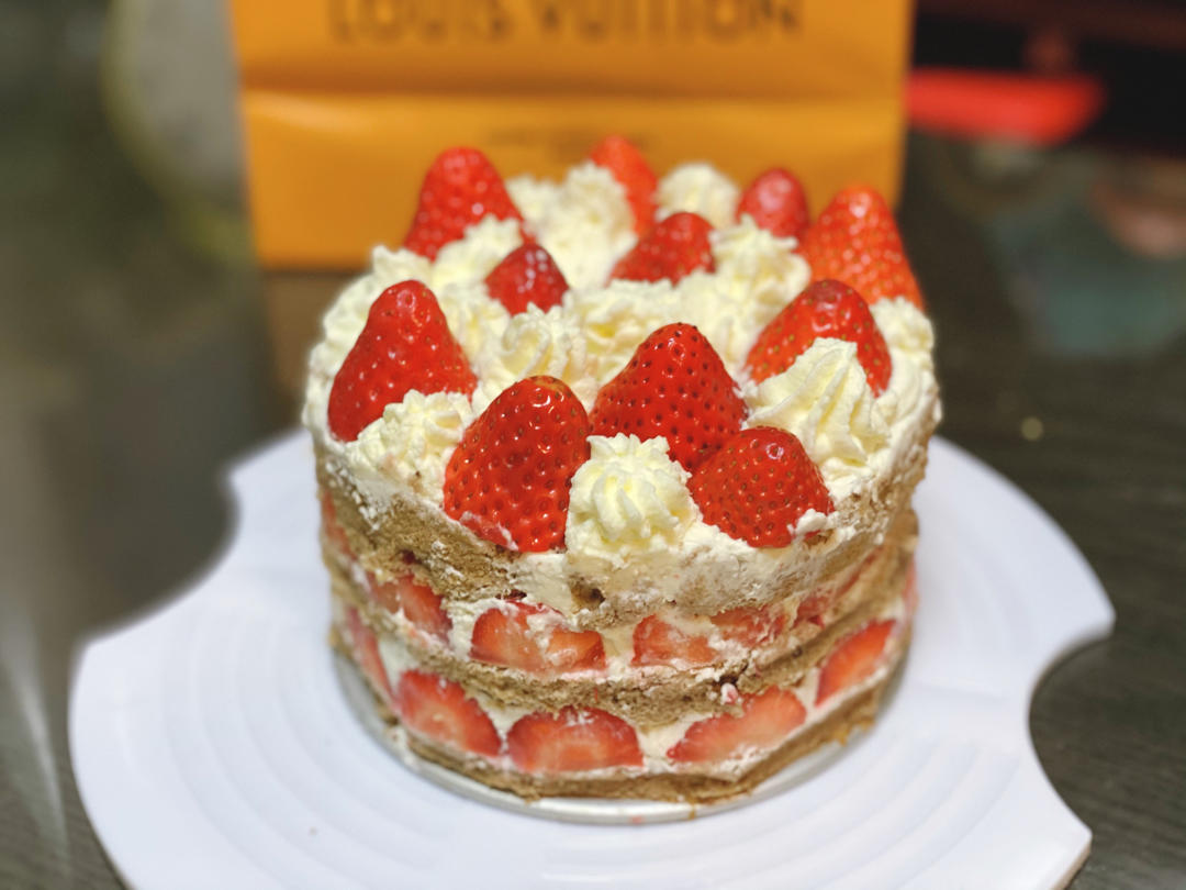 不会抹奶油也可以做的草莓方蛋糕！