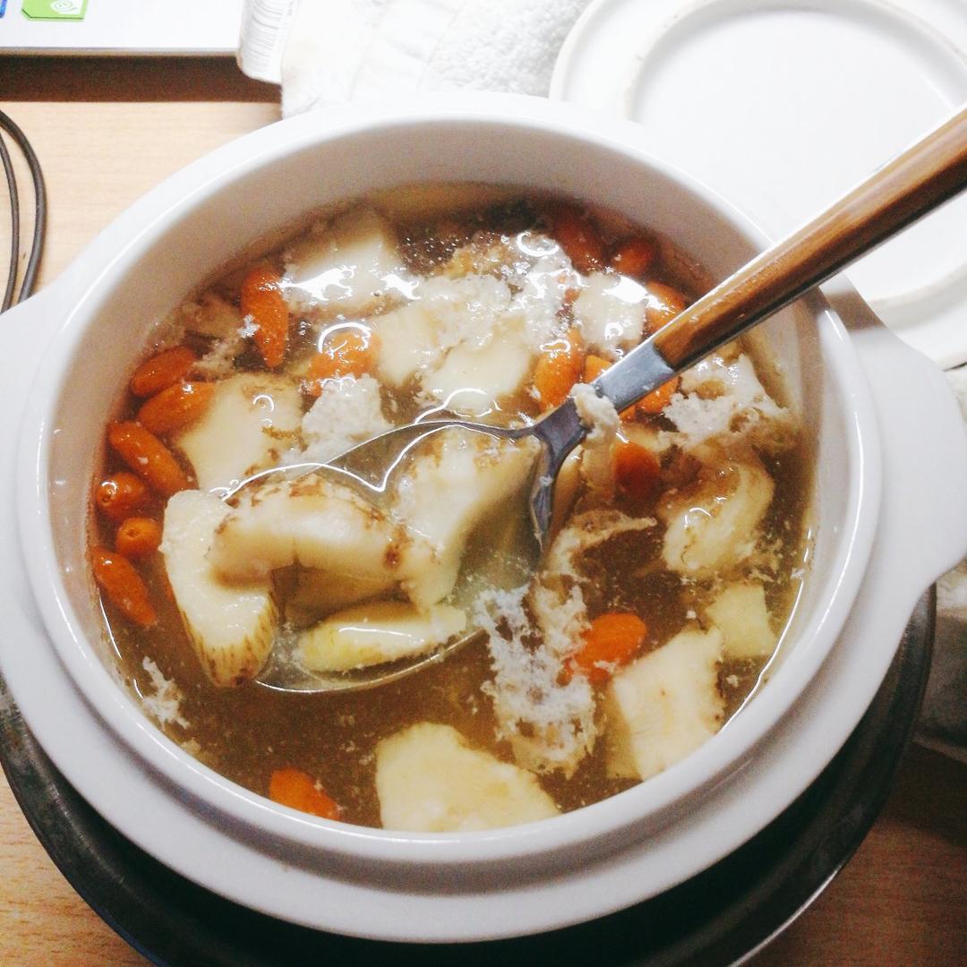 归芪汤
当归主要功效是补虚、补血，最佳搭档是黄芪，红枣。大暑的鸡又是最合时宜，所以这款红枣归芪鸡汤可有效改善血虚体弱、气血不足，增强免疫力。