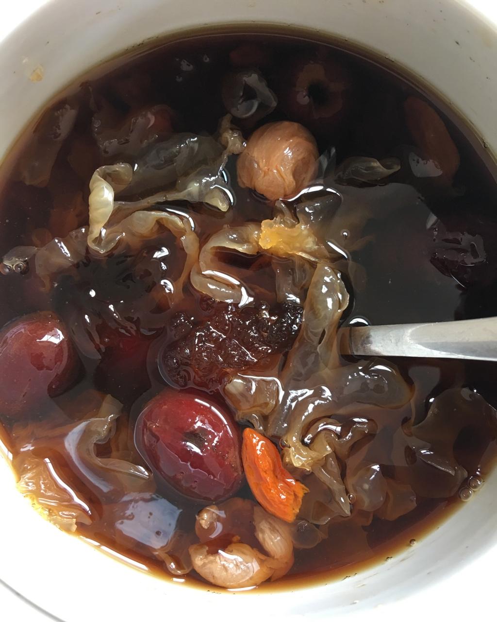 桃胶红枣银耳羹