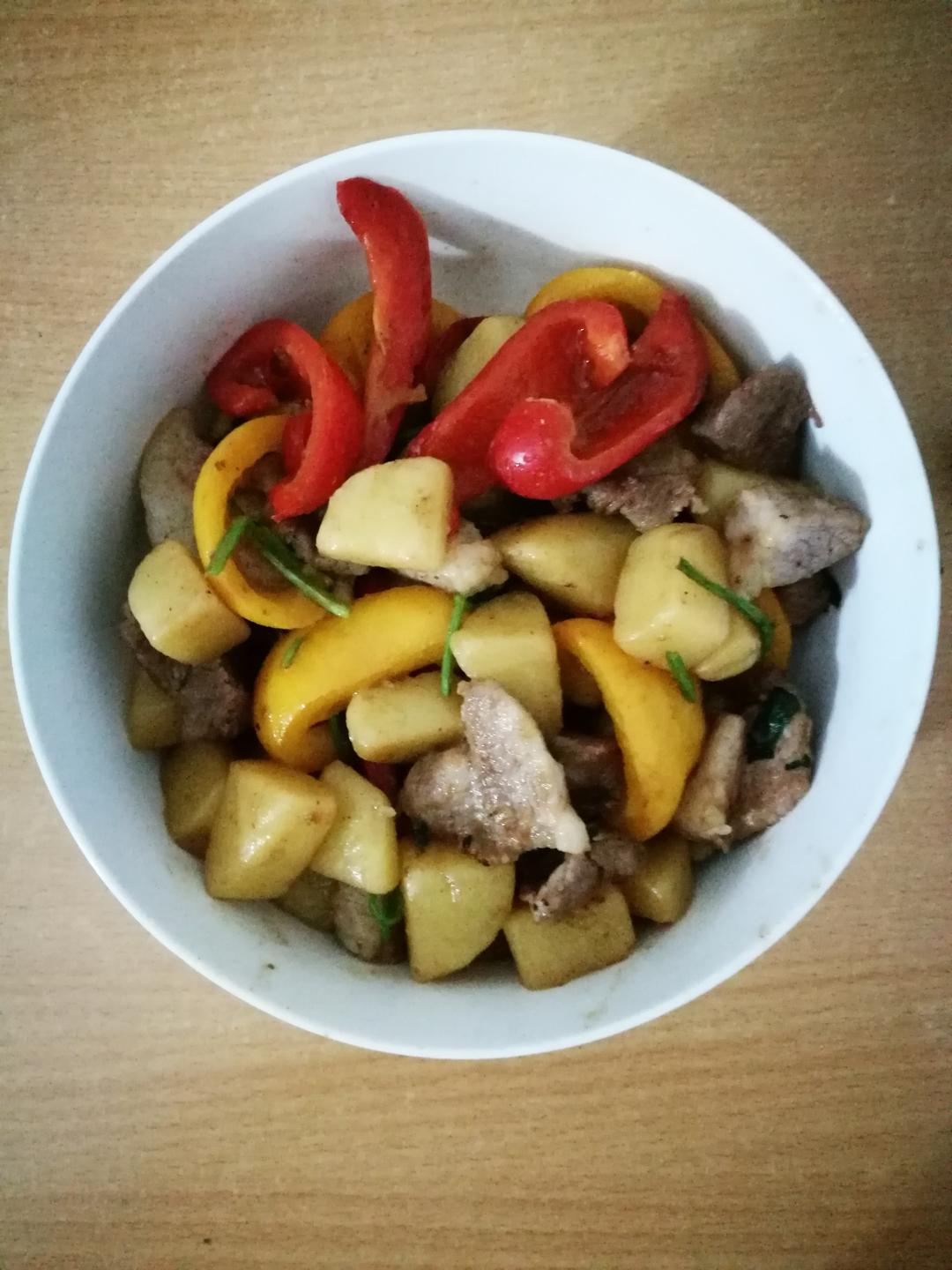甜椒瘦肉炒土豆的做法