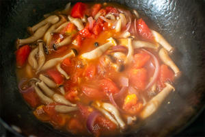 番茄炖蘑菇鸡肉｜汤汁浓郁鲜美！简单又好吃的做法 步骤8