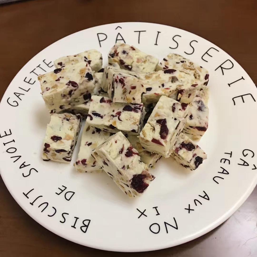 花生牛轧糖-蔓越莓牛扎糖