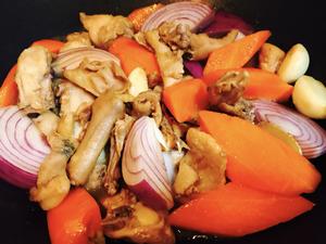 洋葱胡萝卜焖鸡的做法 步骤5