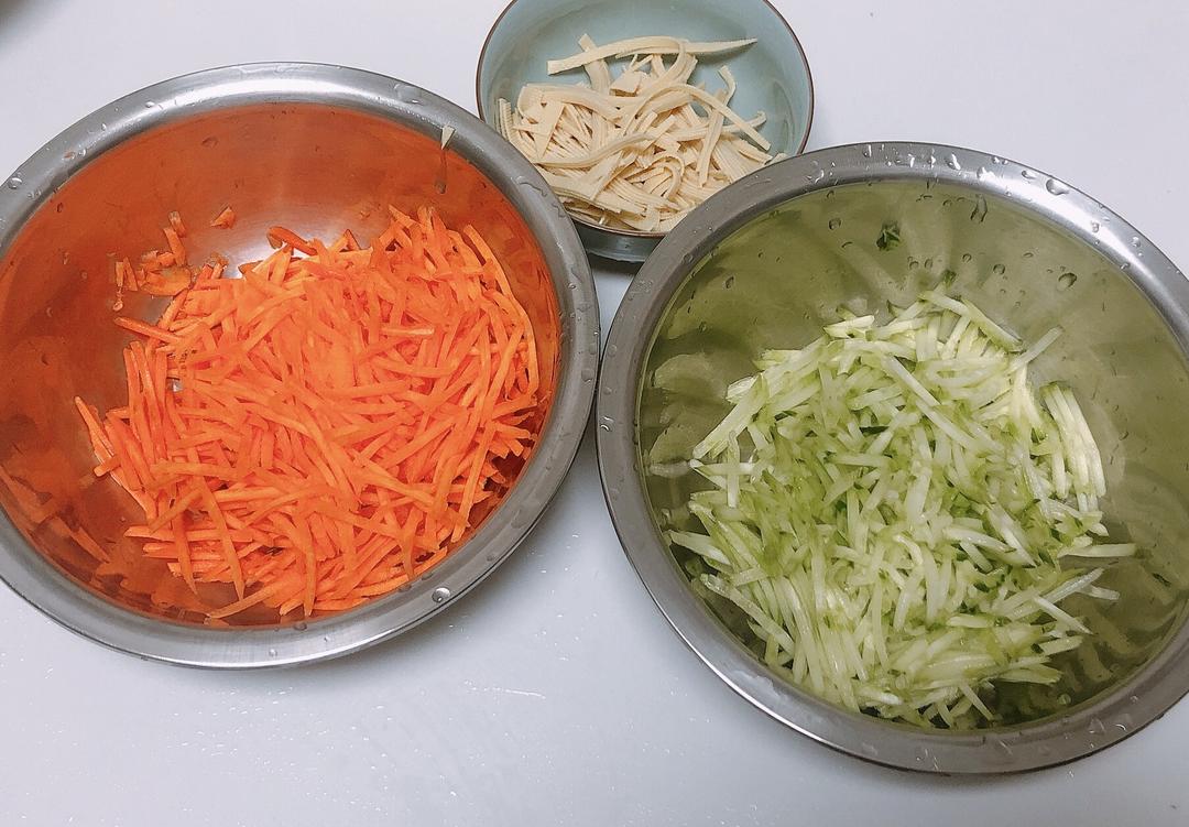胡萝卜黄瓜炒豆皮的做法步骤图 怎么做好吃 皮卡兔o 下厨房