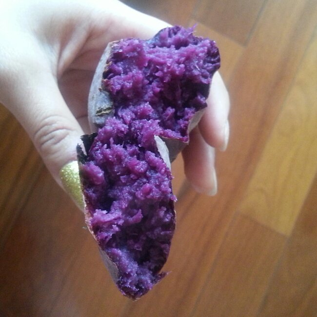 pinky烤箱中的小紫薯。的做法