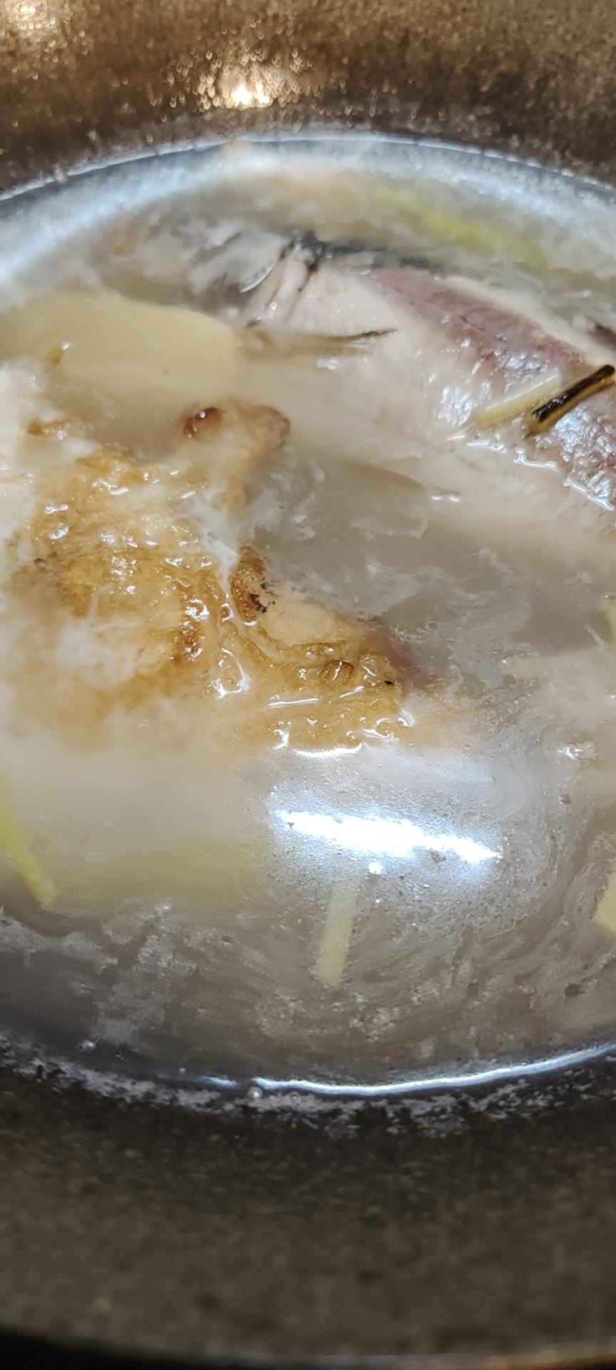 这样做的鲫鱼汤超好喝，奶白奶白的