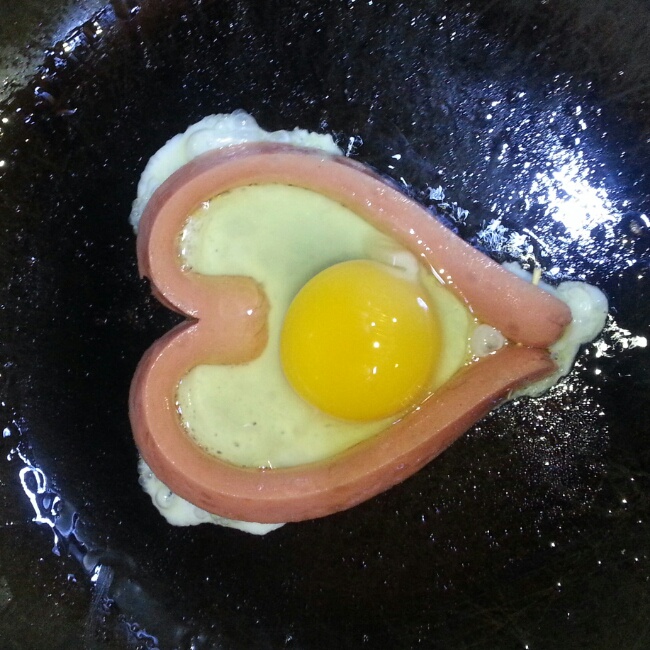 【心形香肠荷包蛋图片】凌冰凝_下厨房